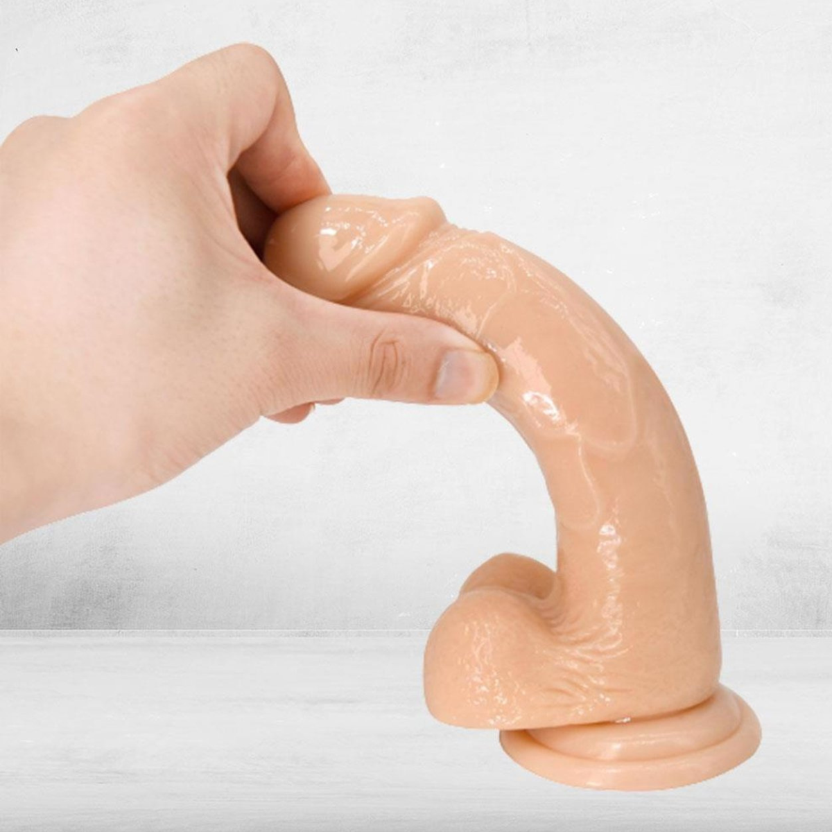 Adrián – Dildo Consolador Realista con Escroto y Ventosa 18,5 cm