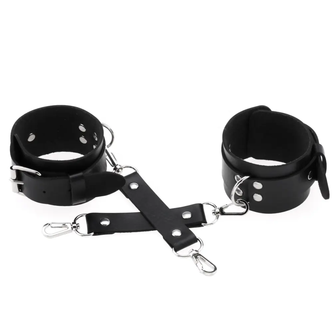 Arnés negro de cuero PU ideal para prácticas BDSM suaves