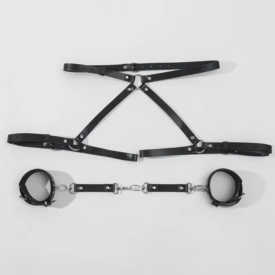 Arnés - complemento sexual de glúteos con esposas