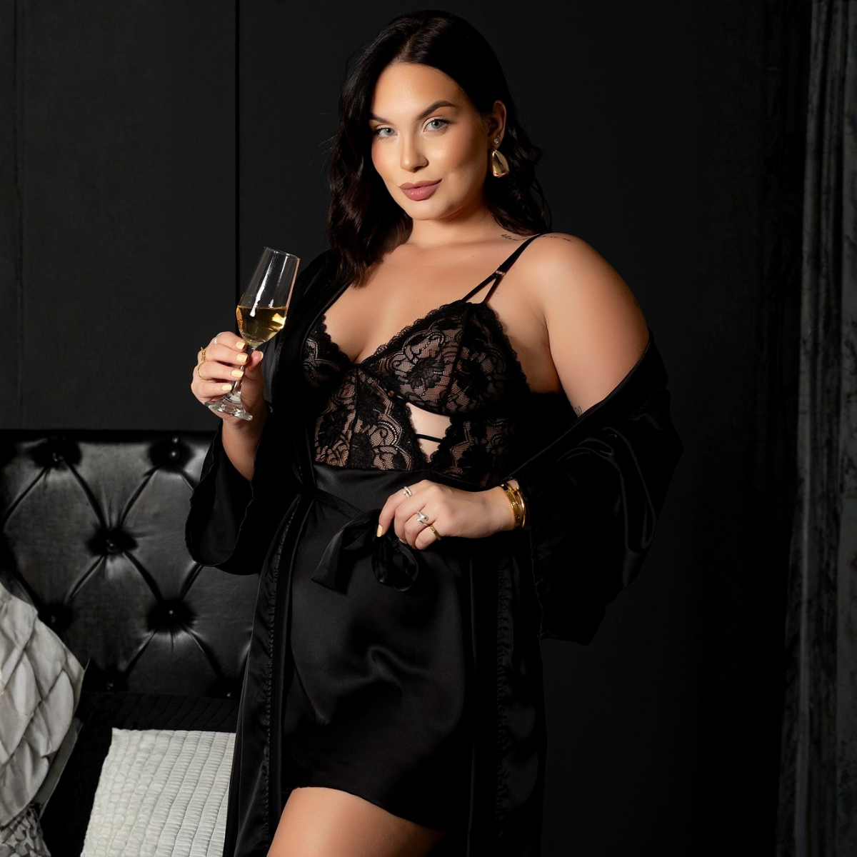 Camisola negra de satén y encaje sensual