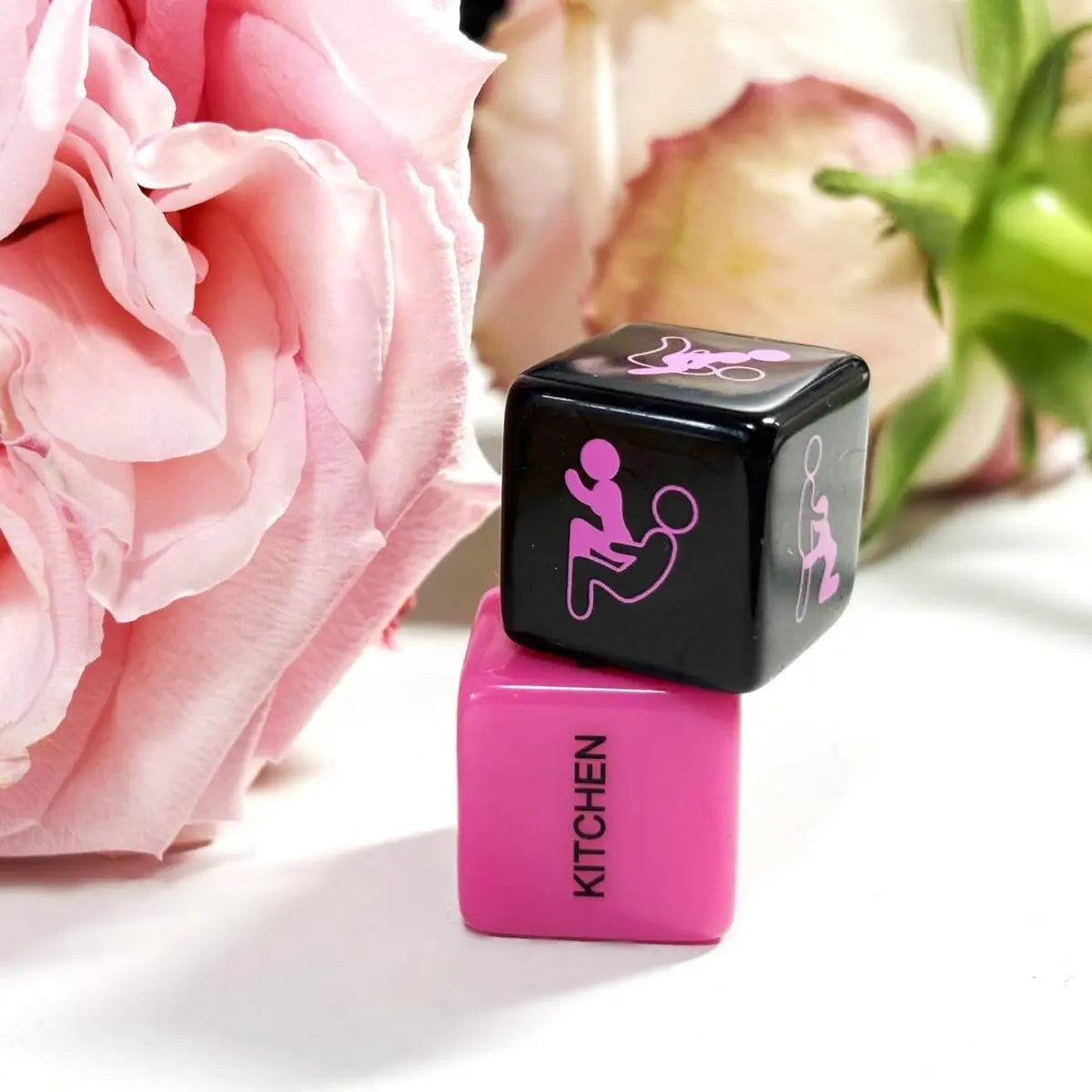 Set de dados de posiciones para jugar en pareja, uno rosa y uno negro